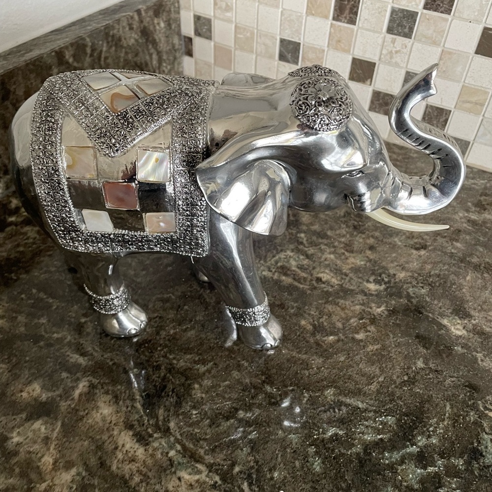 Elephant statue home decor accent-